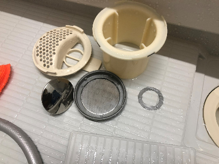 水の流れが悪いのは排水管が原因かも？排水管汚れ悪臭の原因を排水管高圧洗浄で解決！のサービス写真3