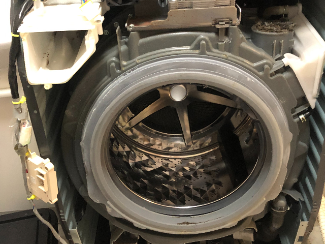 大好評！！嫌な匂いのするドラム型洗濯機のクリーニングはお任せ下さい。超お得価格！のサービス写真3