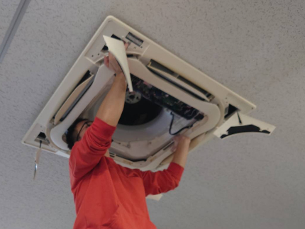 天井埋込エアコンの分解洗浄！！〜エアコン内部までしっかりと高圧洗浄します！！〜のサービス写真1