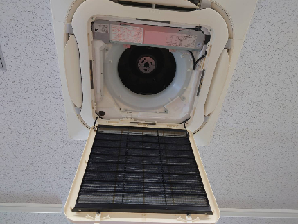 天井埋込エアコンの分解洗浄！！〜エアコン内部までしっかりと高圧洗浄します！！〜のサービス写真3