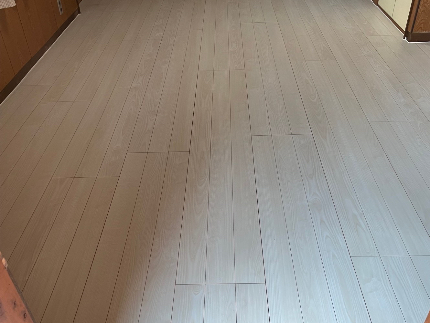 その床の傷、当社にお任せくださいませ!まずはお気軽にご相談くださいませ!のサービス写真2