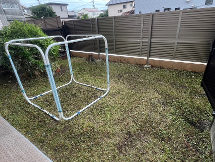 根元からしっかりと草むしり!迅速丁寧な対応をします!のサービス写真2