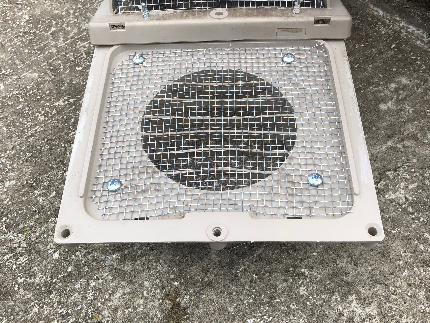 コウモリは糞、尿で出入り口が汚れますのサービス写真2