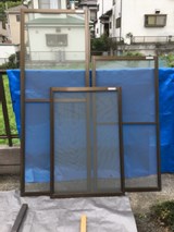 破れた網戸張り替えませんか？網は虫が入りずらい24メッシュを使用☆ベテラン職人のサービスサムネイル写真4