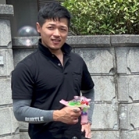 頑固な汚れを除去◎高圧洗浄機よりも強力なガソリンエンジンの業務用高圧洗浄機を使用