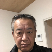 コウモリは糞、尿で出入り口が汚れます