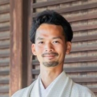 芝生の搬入、芝張り、整地、目土の敷きならし、散水、作業後の掃除