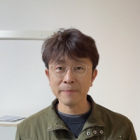 家の床下の湿気を取り除く床下調湿剤を敷き込む作業になります。