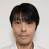 換気扇のレンジフードクリーニング。1つ1つ分解して、しつこい油汚れを落とします。