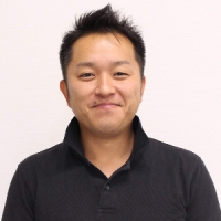 家庭用エアコンクリーニング。外装カバーを外して内部まで高圧洗浄機で丸洗いします。